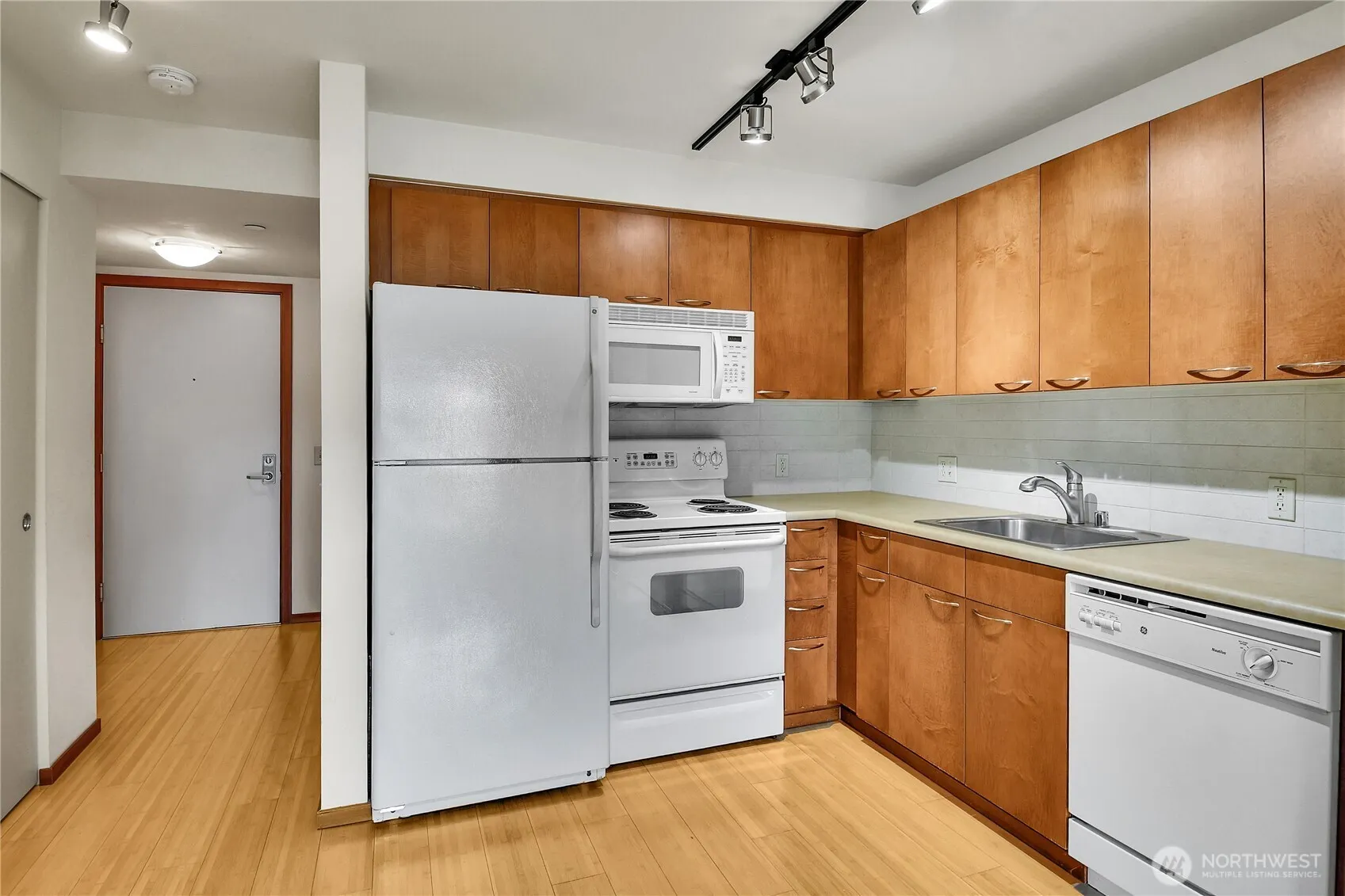 Property photo for 12334 31st Avenue Ne #607, Seattle photo 4