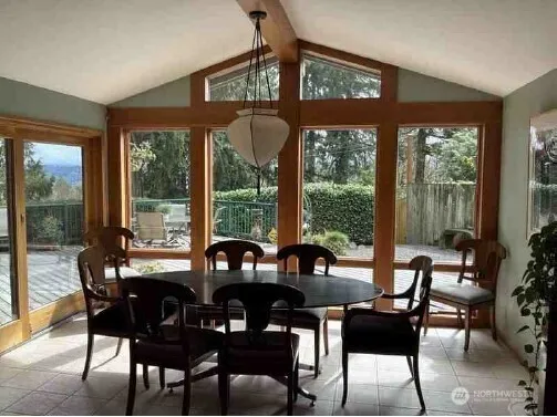 Property photo for 16518 Ne 2nd Place, Bellevue photo 2