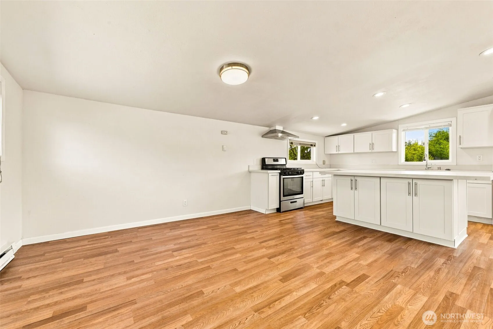 Property photo for 15425 Se 11th Street, Bellevue photo 4