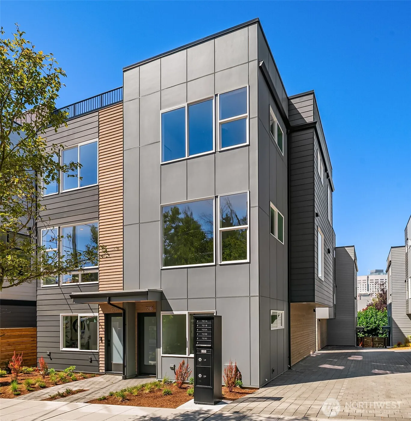Property photo for 721 15th Avenue #b, Seattle photo 2