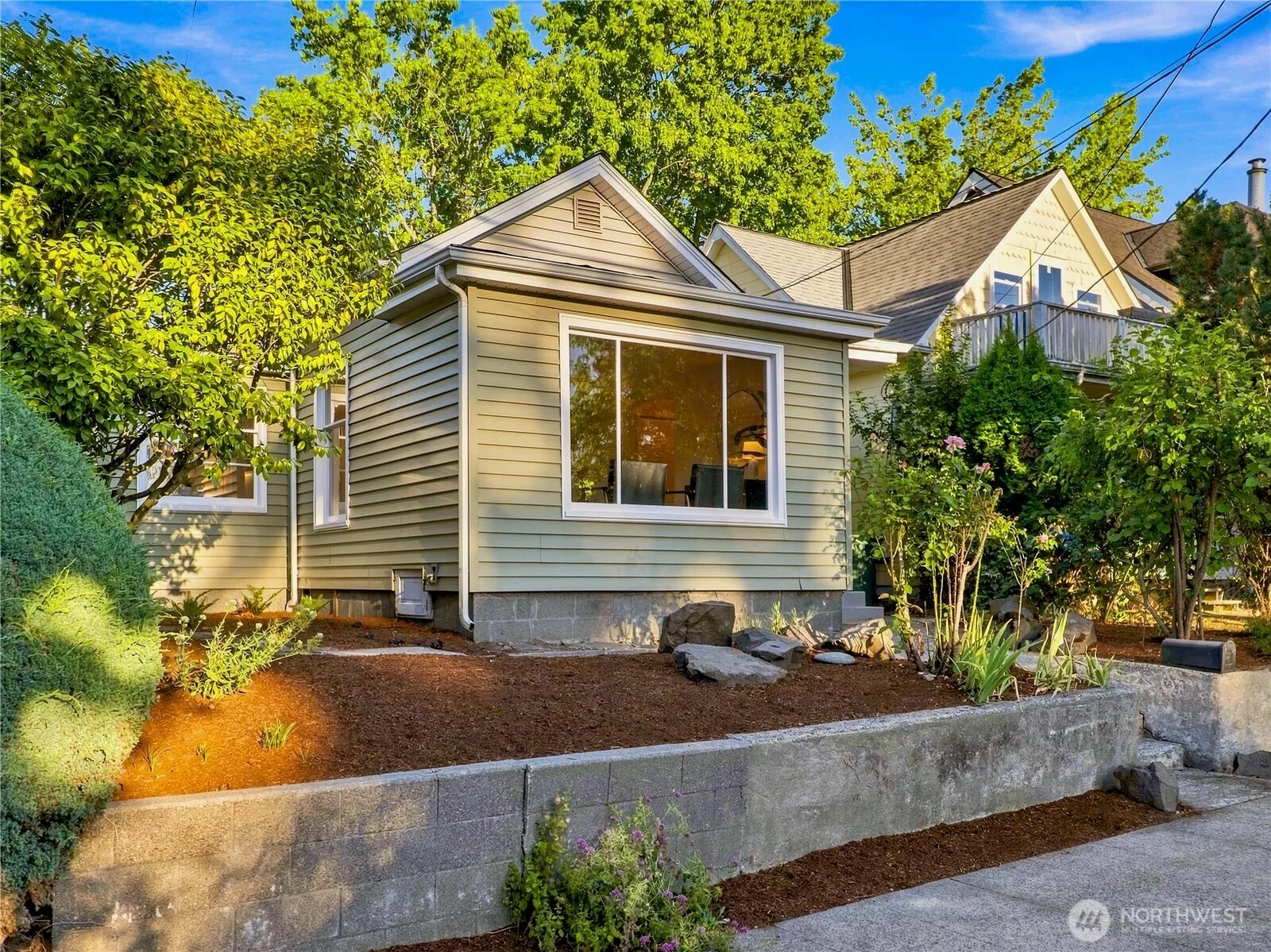 Property photo for 6542 Greenwood Avenue N, Seattle photo 4