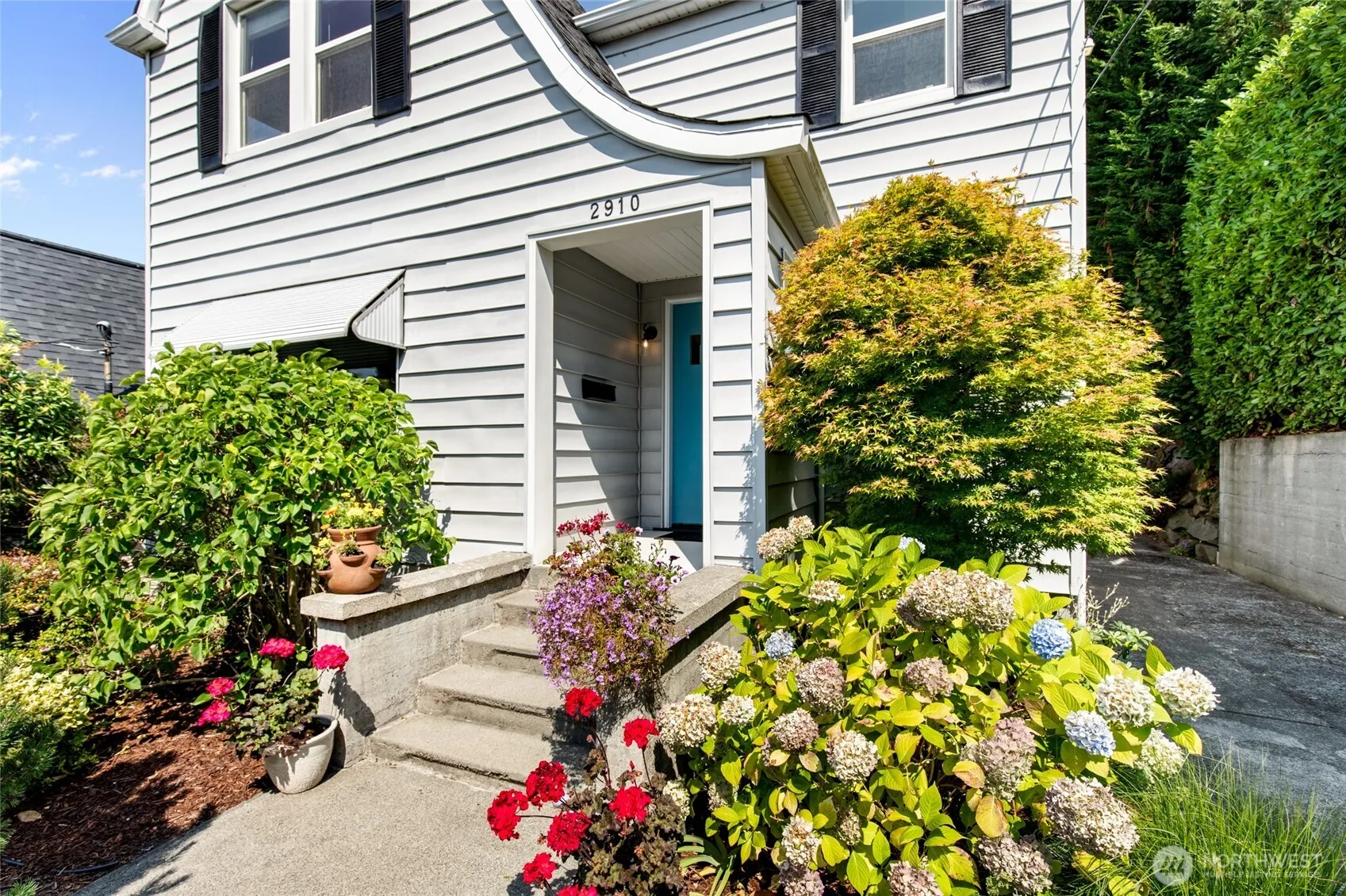 Property photo for 2910 W Crockett Street, Seattle photo 3