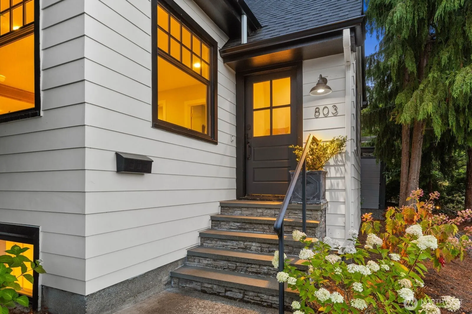 Property photo for 803 W Etruria Street, Seattle photo 2
