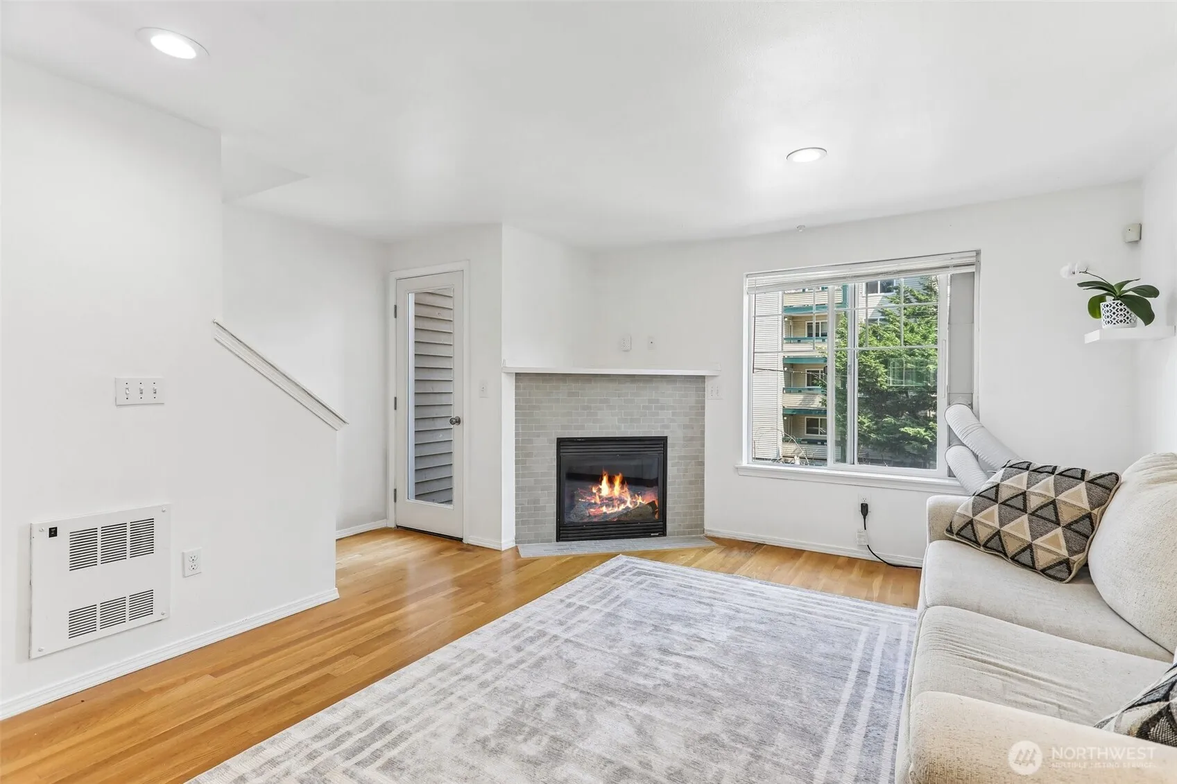 Property photo for 12333 28th Avenue Ne #b, Seattle photo 3