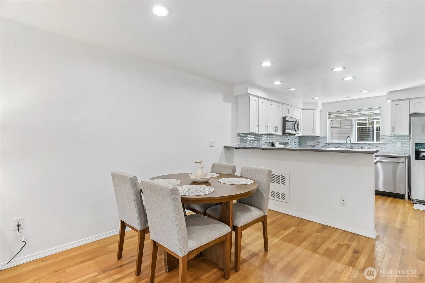 Property photo for 12333 28th Avenue Ne #b, Seattle photo 5