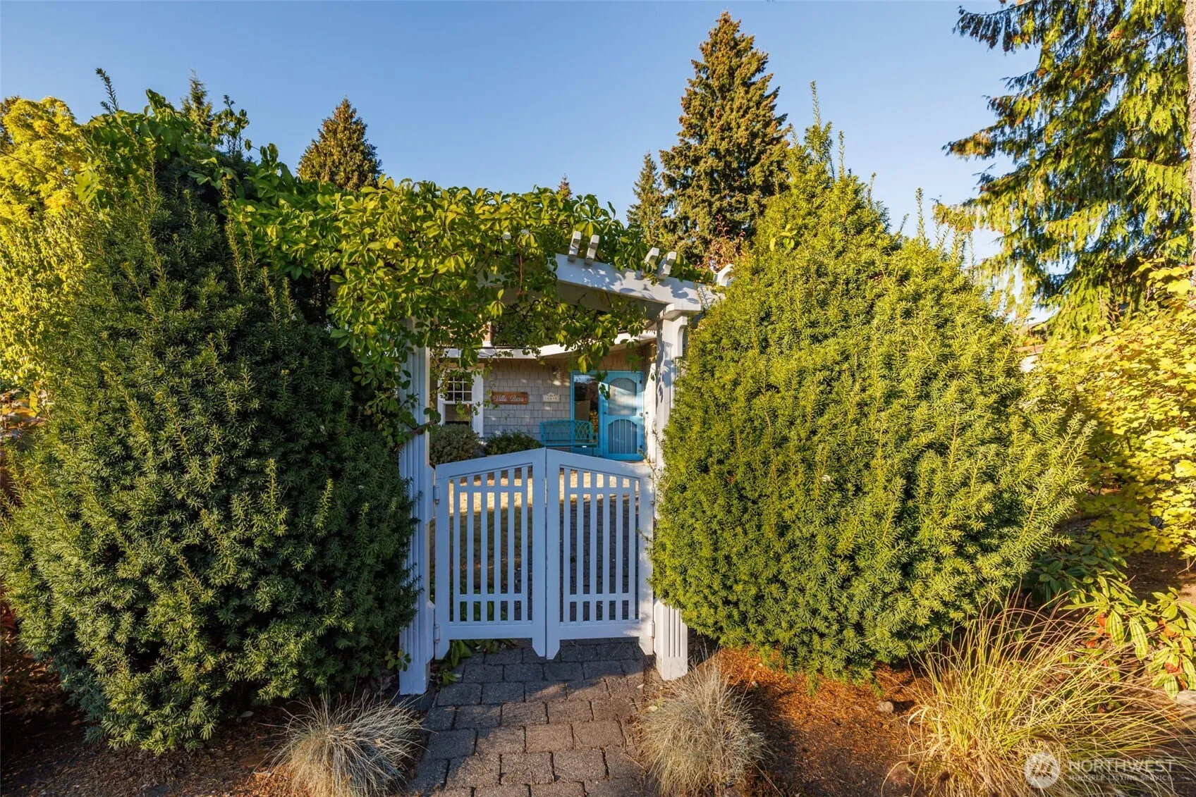 Property photo for 10648 Ne 47th Place, Kirkland photo 4