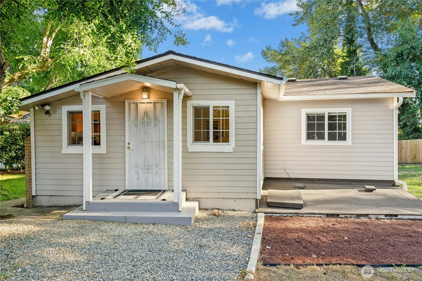 Property photo for 469 Maple Avenue Sw, Renton photo 2
