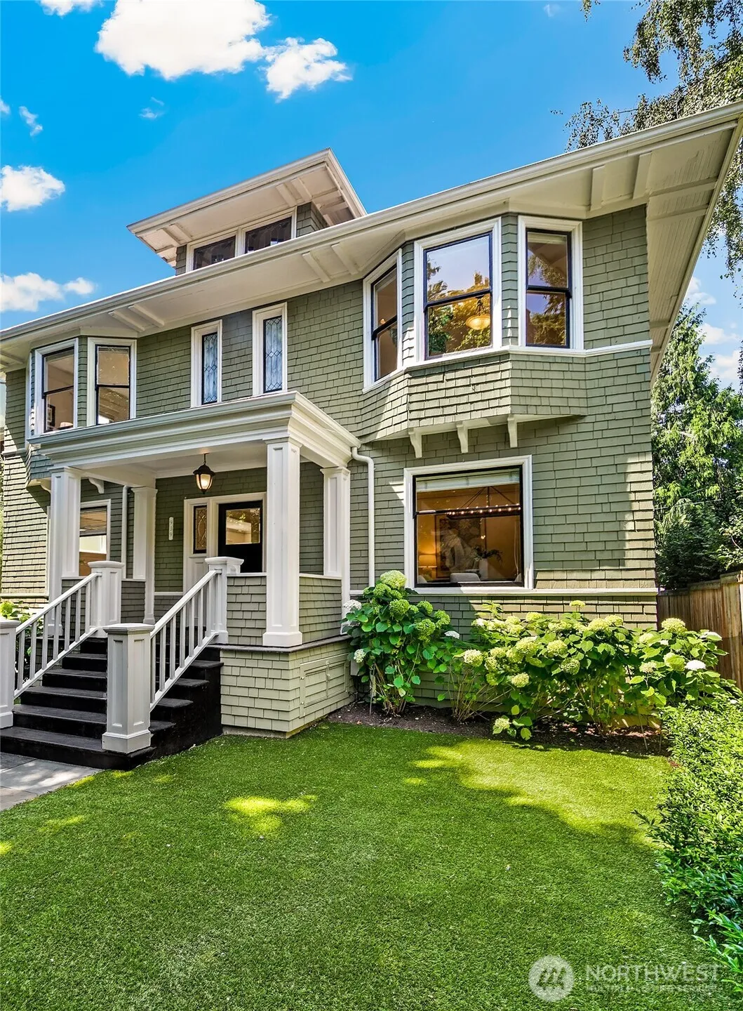 Property photo for 939 13th Avenue E, Seattle photo 2