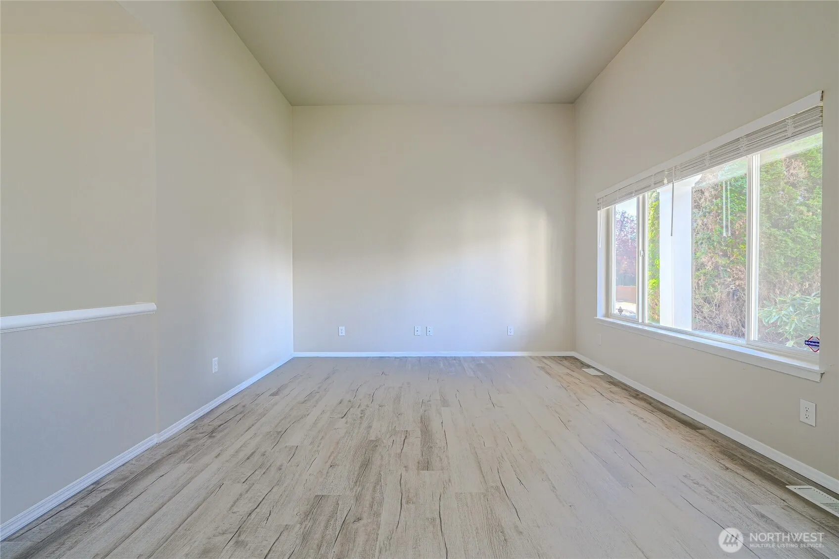 Property photo for 19500 6th Avenue S, Des Moines photo 5