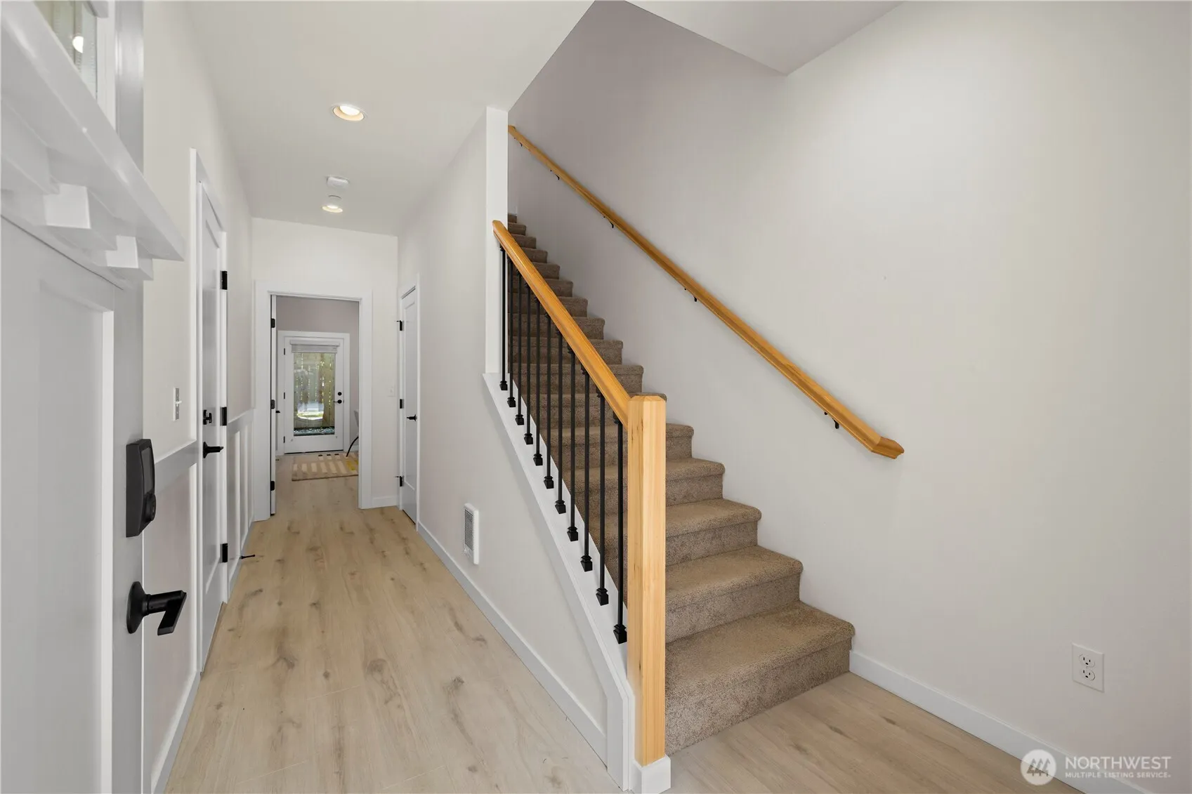 Property photo for 18527 1st Ave Ne #c, Shoreline photo 4