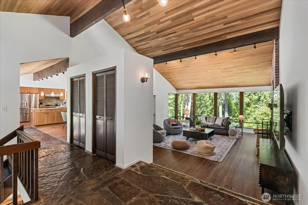 Property photo for 25007 Se Mirrormont Way, Issaquah photo 5