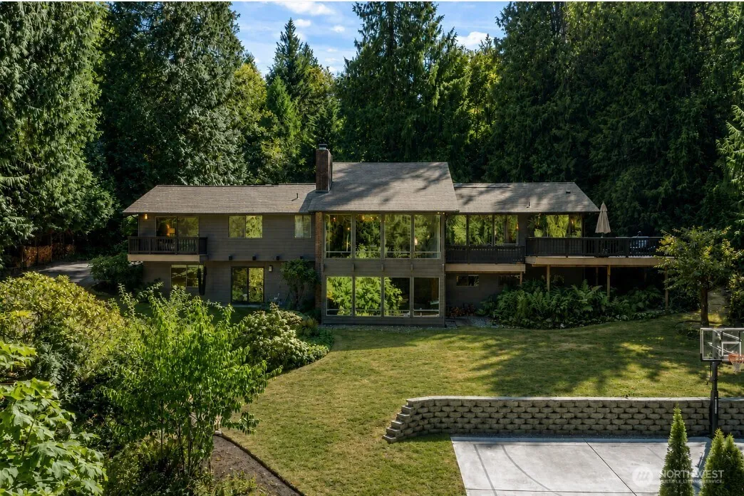 Property photo for 25007 Se Mirrormont Way, Issaquah photo 2