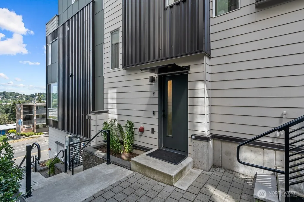 Property photo for 3104 Sw Avalon Way #f, Seattle