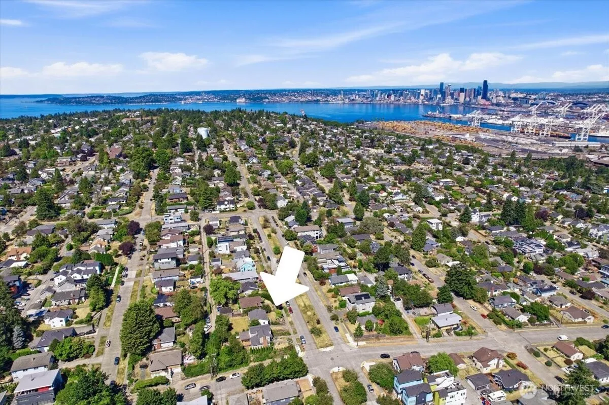 Property photo for 4153 39th Avenue Sw, Seattle photo 2