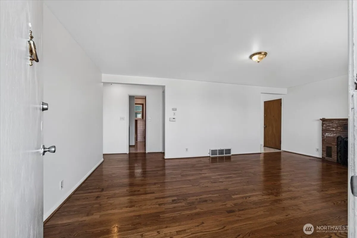 Property photo for 4153 39th Avenue Sw, Seattle photo 4