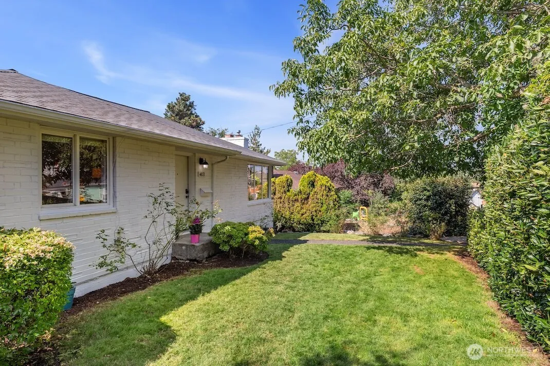 Property photo for 4831 S Holly Street, Seattle photo 3