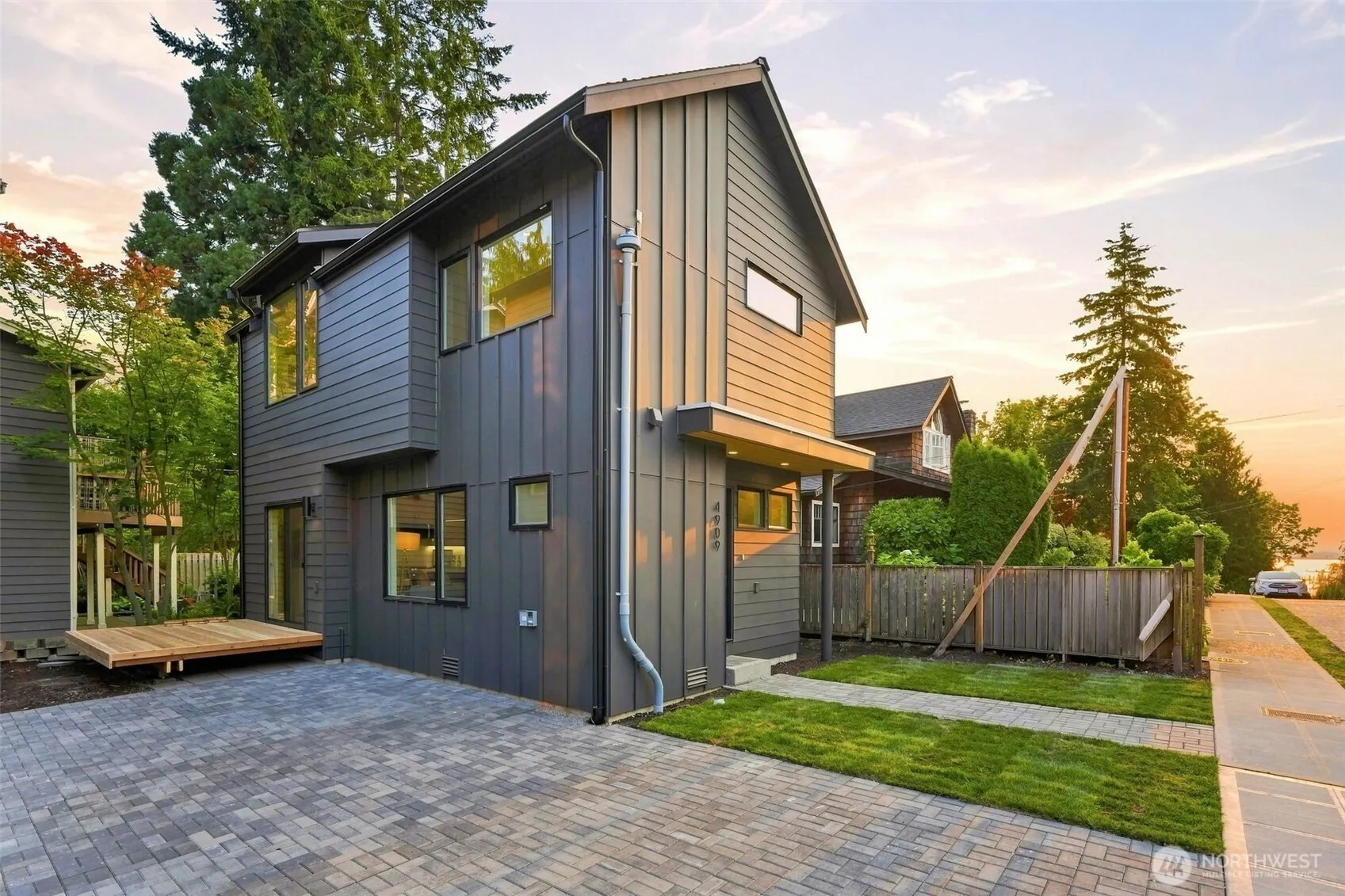 Property photo for 4909 Sw Canada Drive, Seattle photo 2