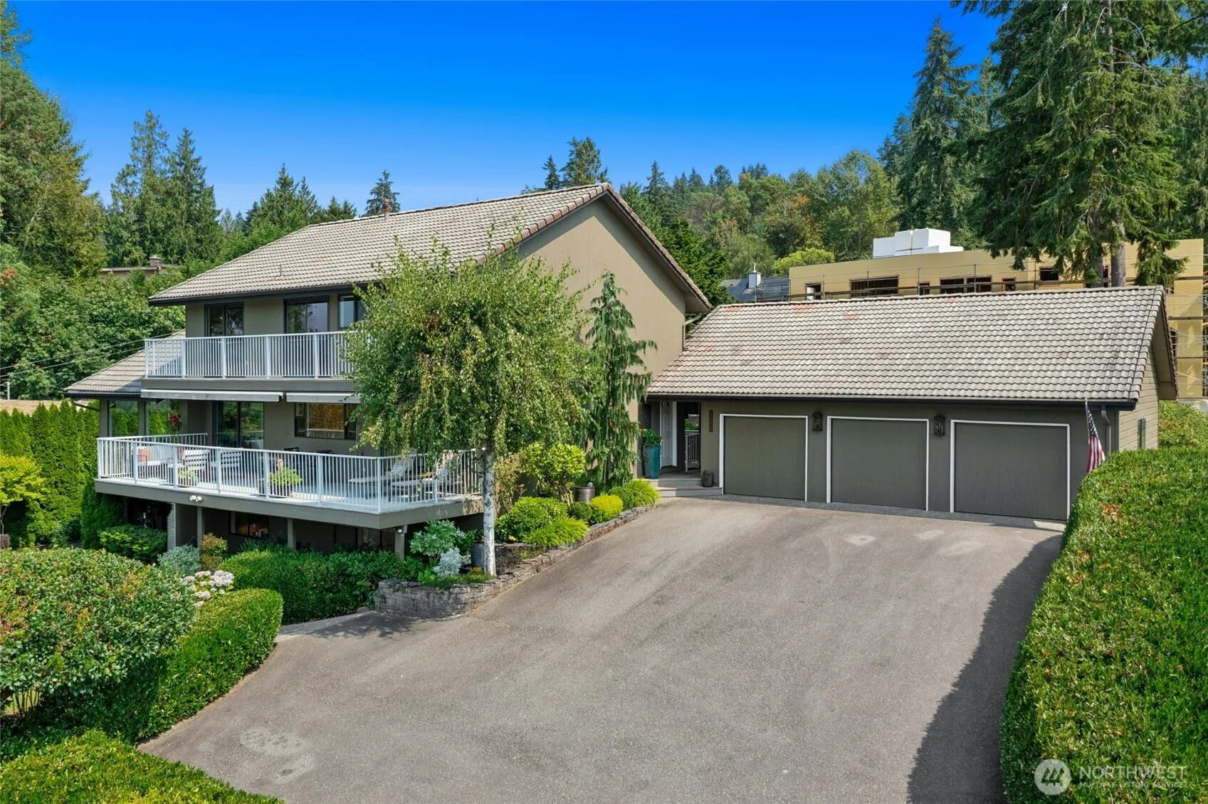 Property photo for 12530 Holmes Point Drive Ne, Kirkland