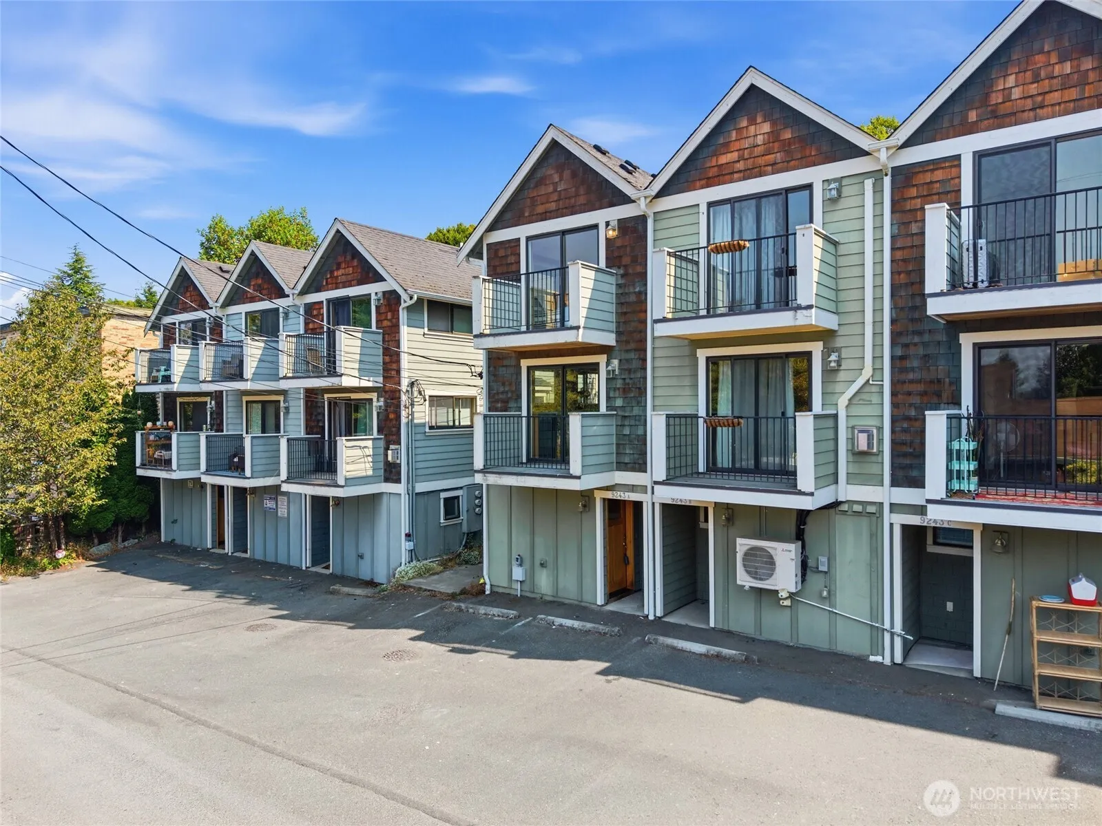 Property photo for 9243 35th Ave Sw #a, Seattle photo 3