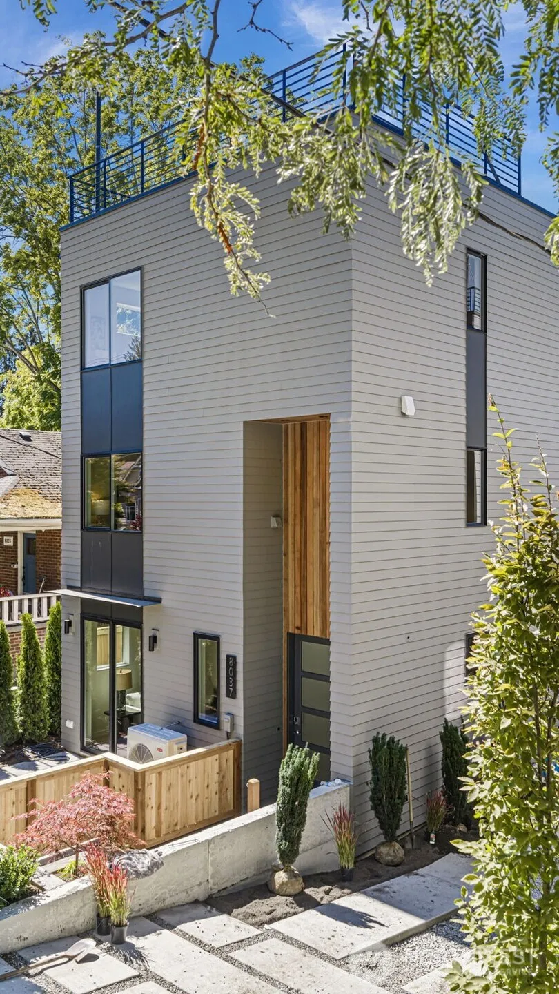 Property photo for 8037 Wallingford Avenue N, Seattle photo 2