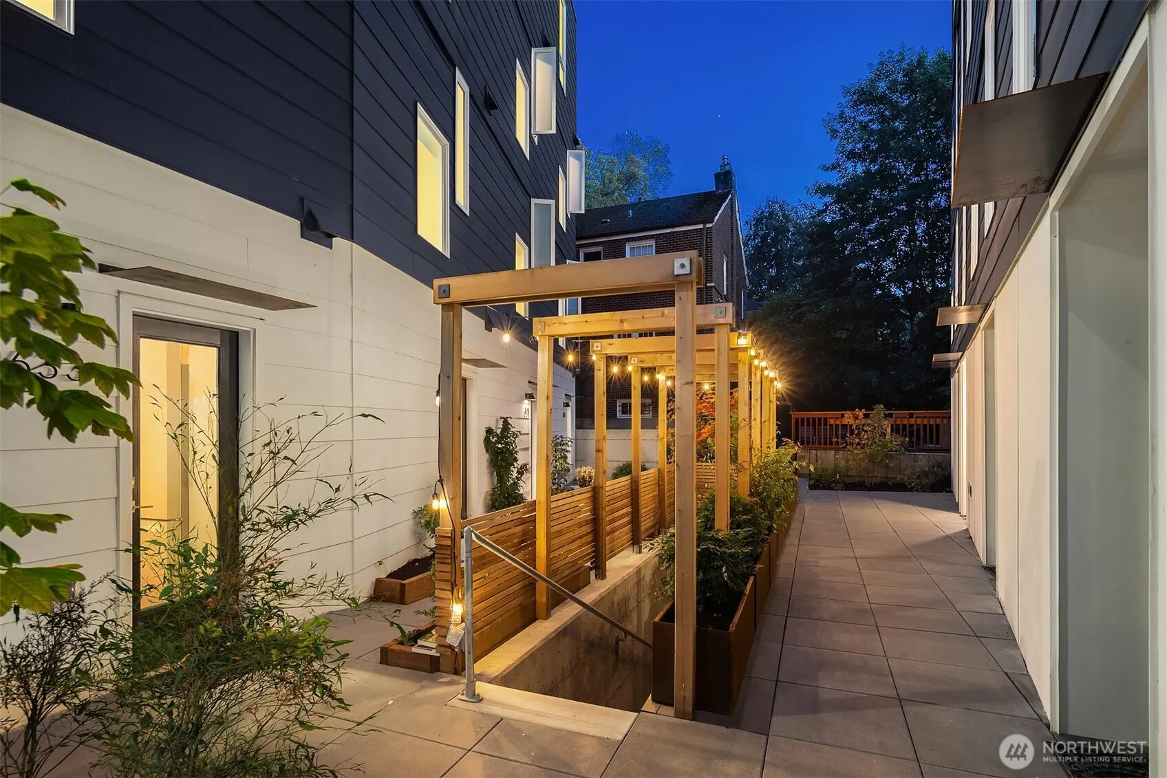 Property photo for 627 13th Avenue E, Seattle photo 2