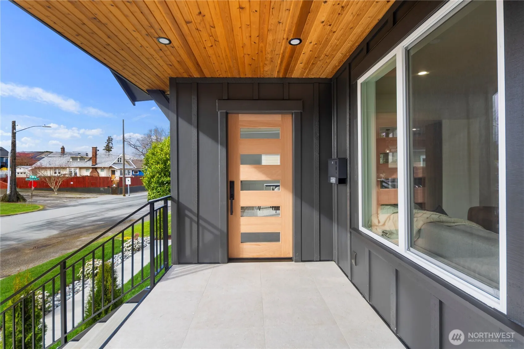 Property photo for 5520 Brooklyn Avenue Ne, Seattle photo 2