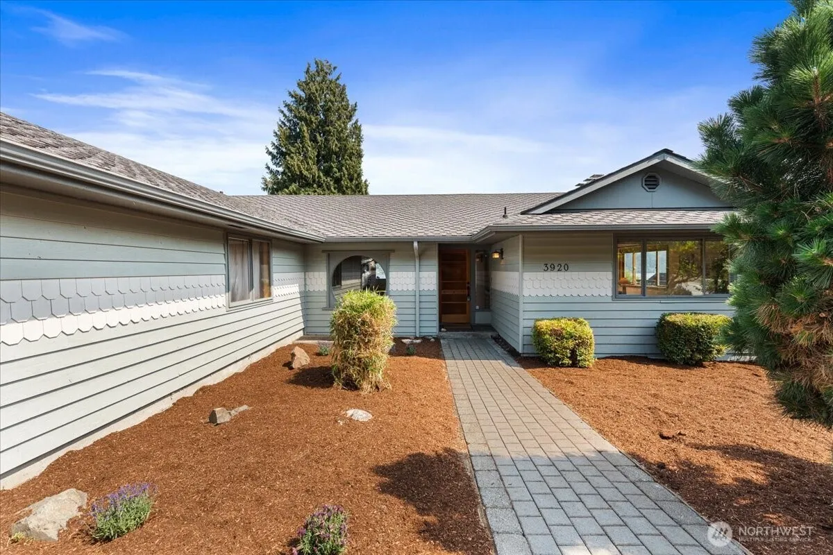 Property photo for 3920 Ne 157th Place, Lake Forest Park photo 2