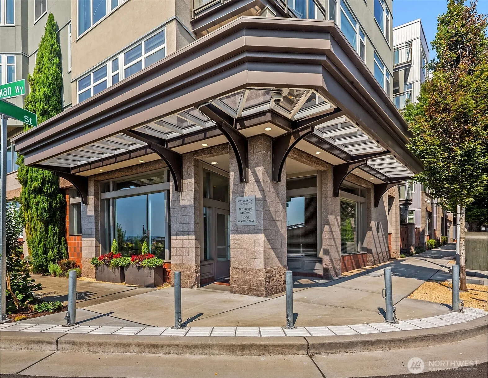 Property photo for 1900 Alaskan Way #504, Seattle photo 3