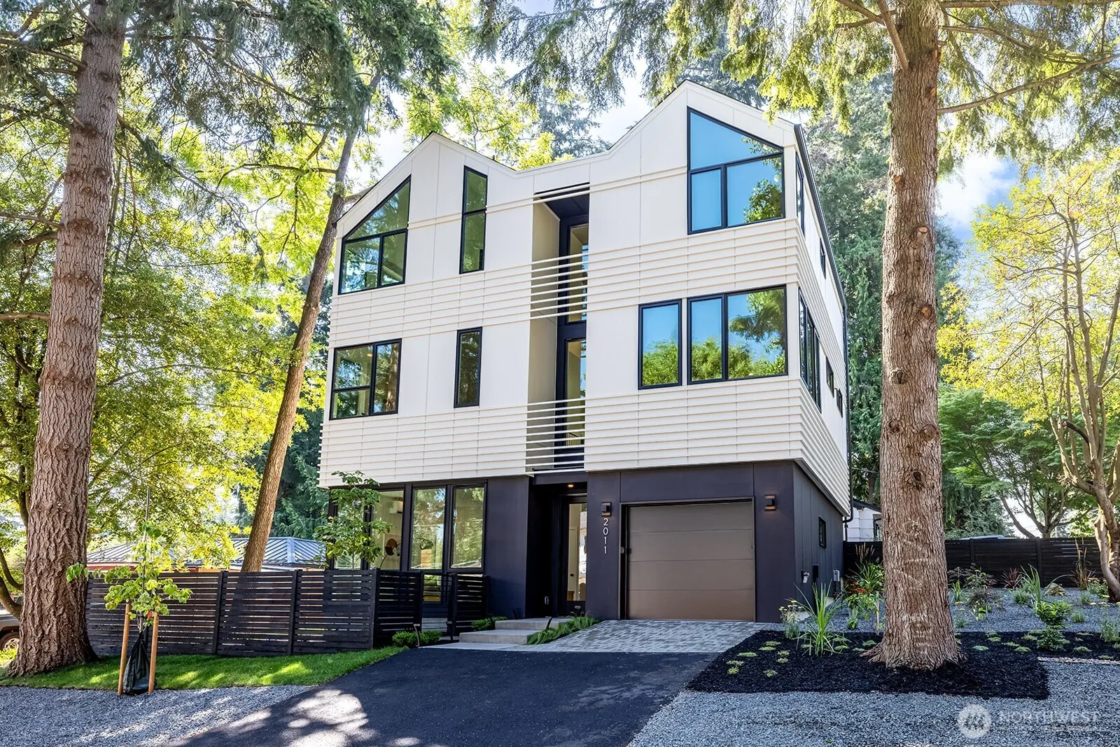 Property photo for 2011 Ne 123rd Street, Seattle photo 3