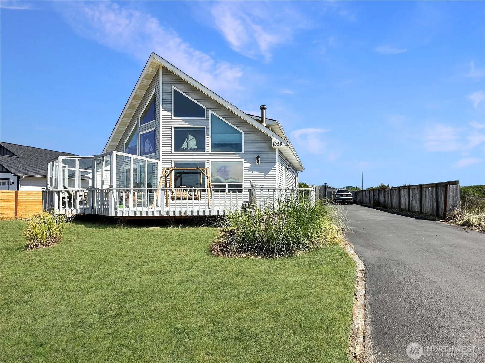 Property photo for 1050 Ocean Shores Boulevard, Ocean Shores photo 2
