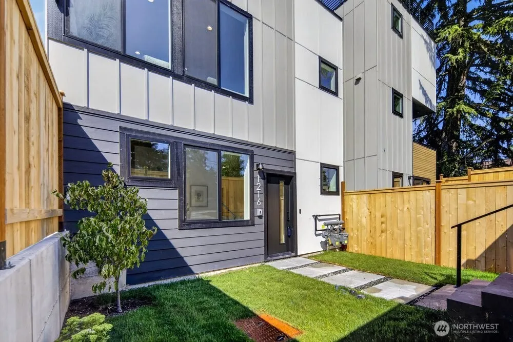 Property photo for 1216 Ne 100th Street, Seattle photo 3