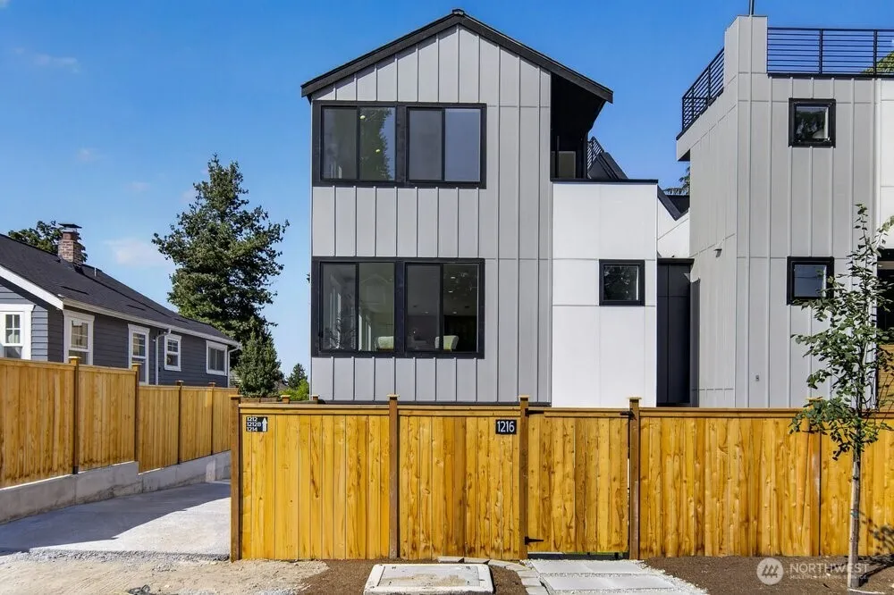 Property photo for 1216 Ne 100th Street, Seattle photo 2