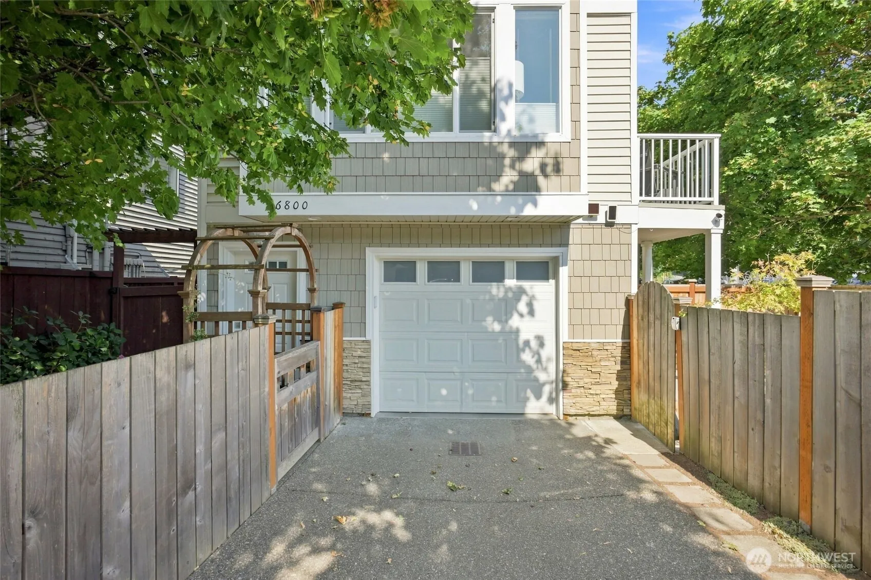 Property photo for 6800 Oswego Place Ne, Seattle photo 2