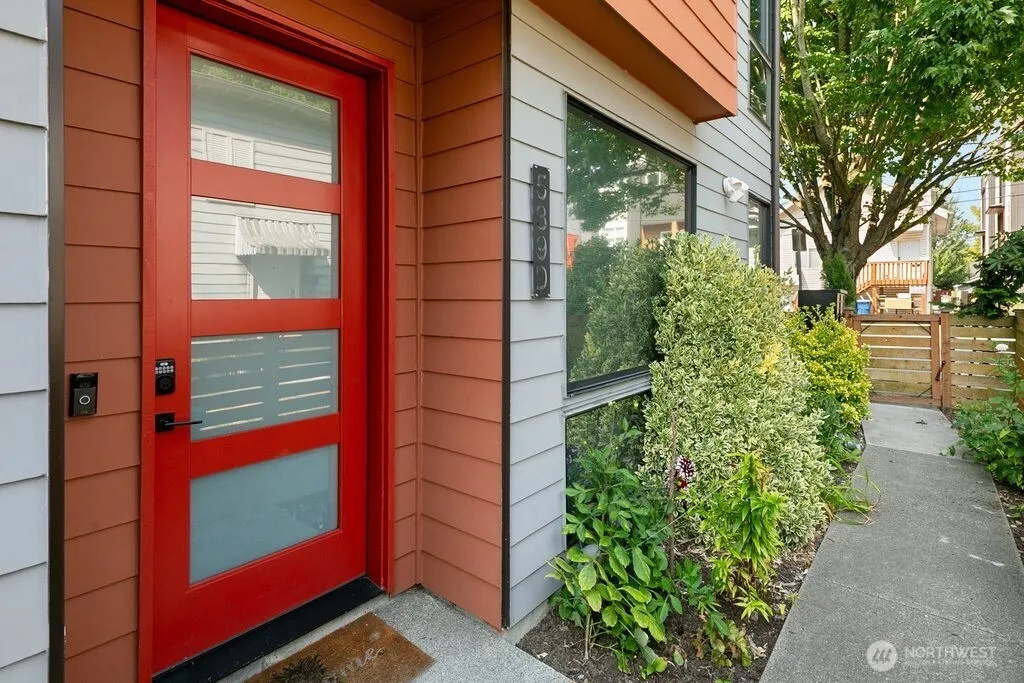 Property photo for 539 S Cloverdale Street #d, Seattle photo 2