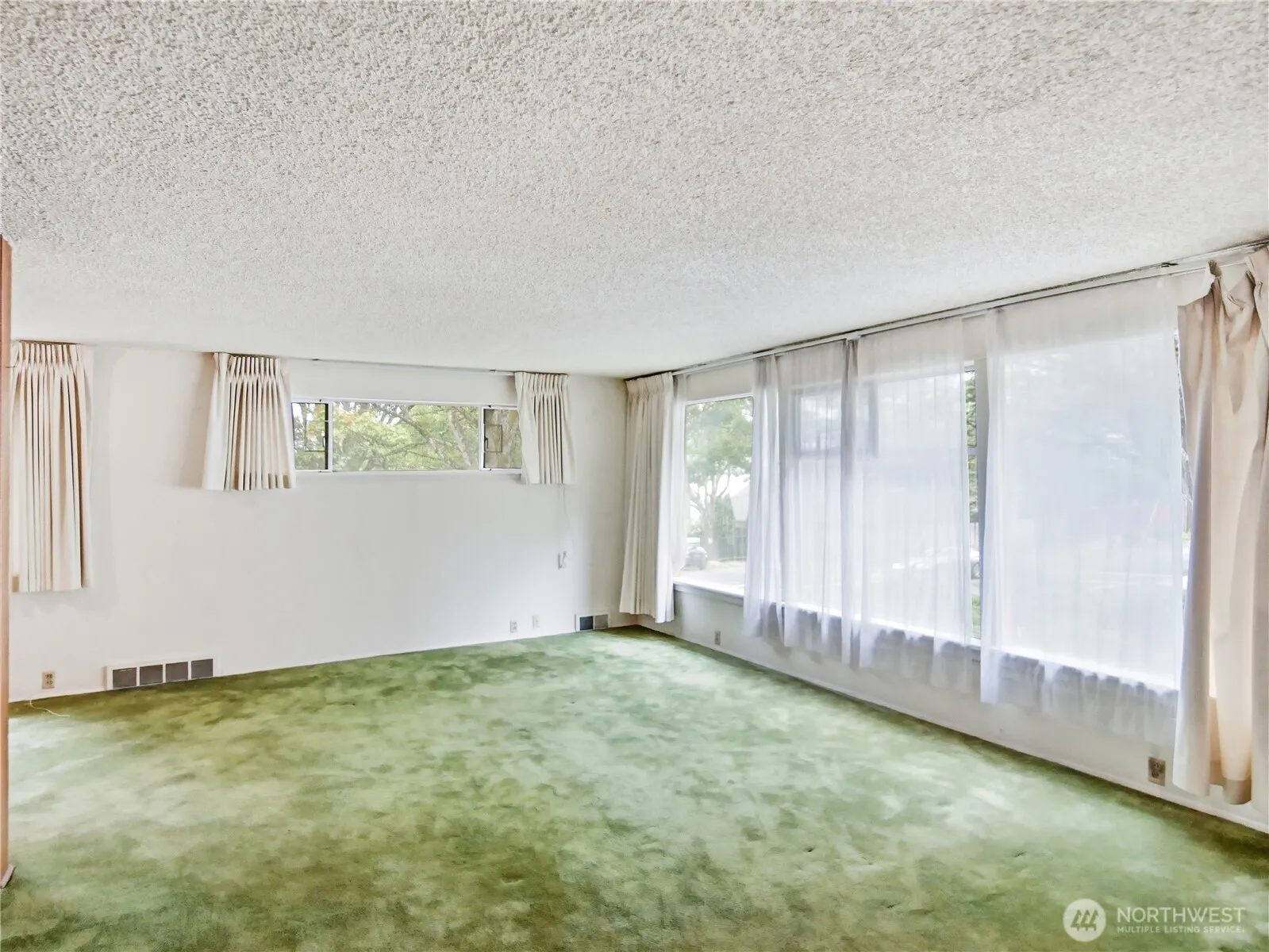 Property photo for 3020 E Yesler Way, Seattle photo 4
