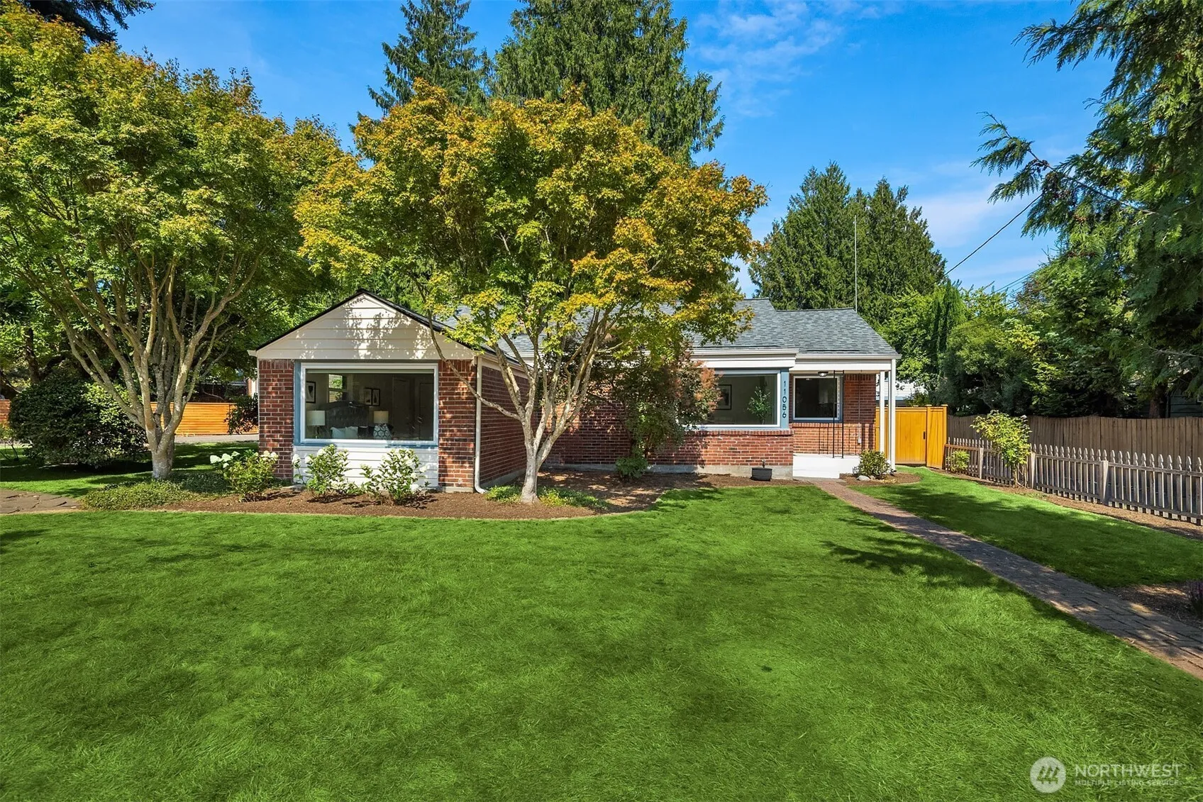 Property photo for 11056 Goodwin Way Ne, Seattle