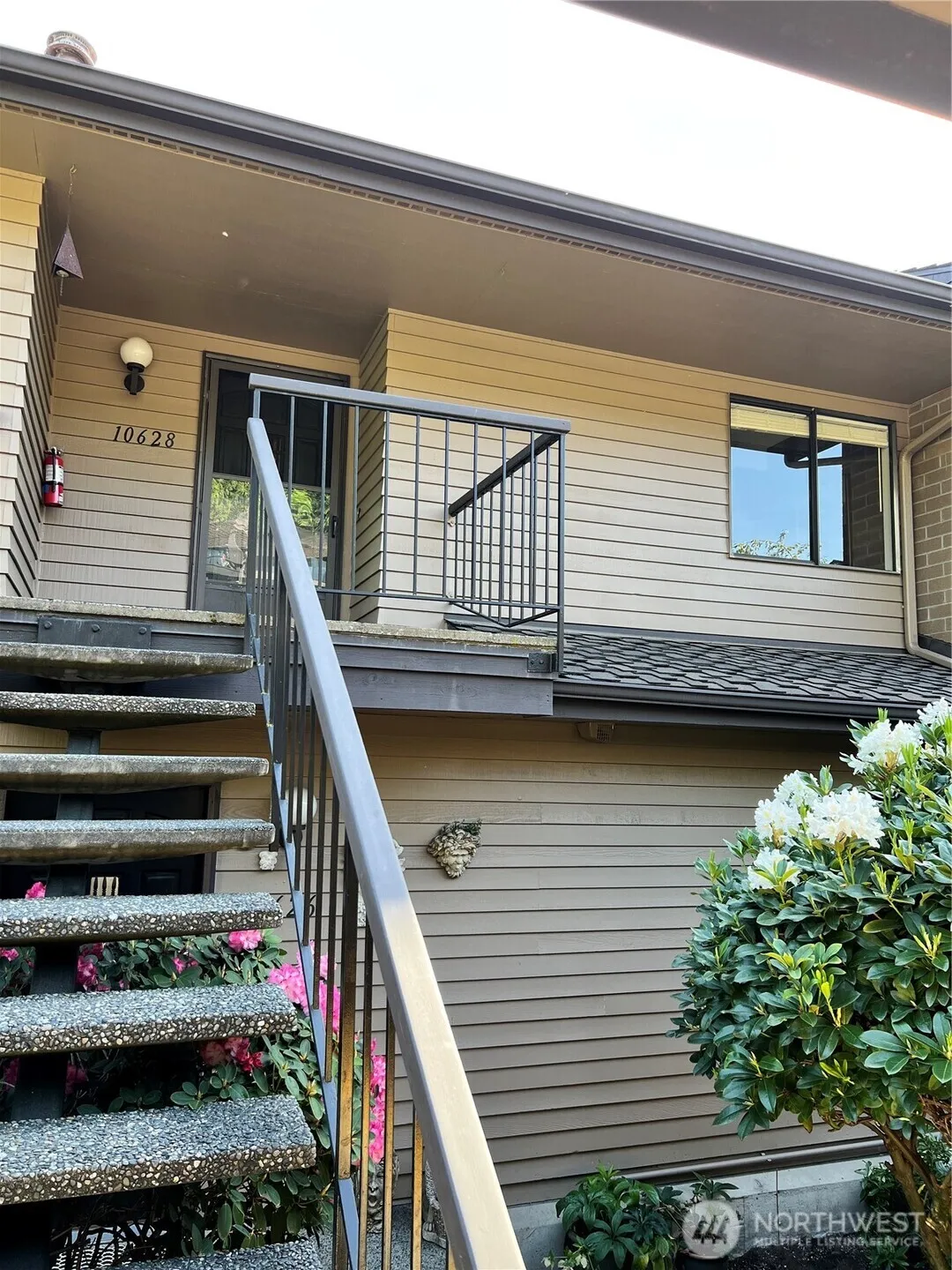 Property photo for 10628 Glen Acres Dr S, Seattle photo 2
