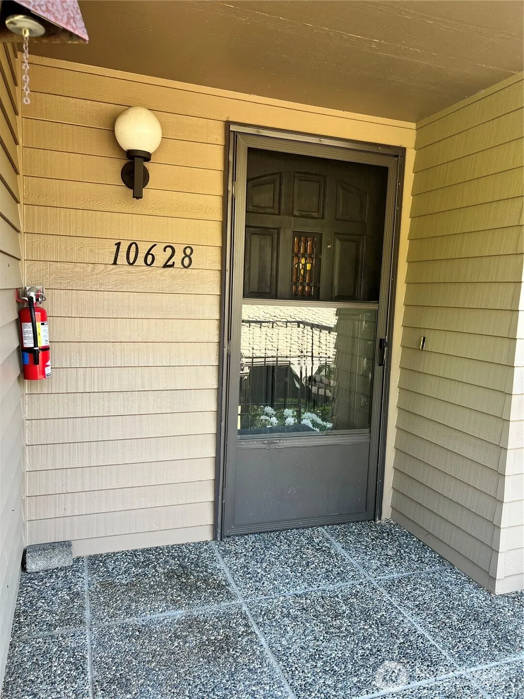 Property photo for 10628 Glen Acres Dr S, Seattle photo 3