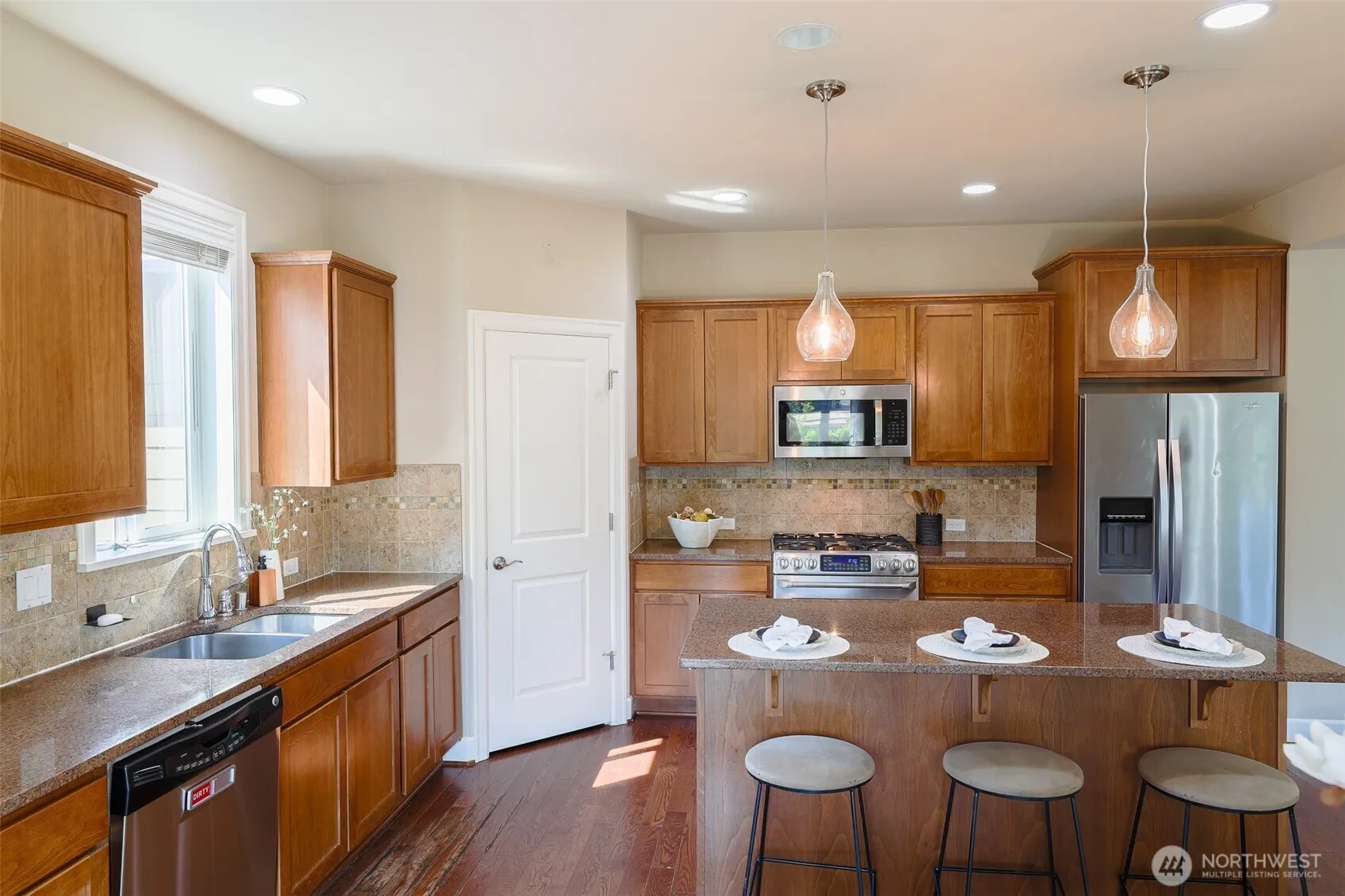 Property photo for 208 Ilwaco Place Se, Renton photo 4