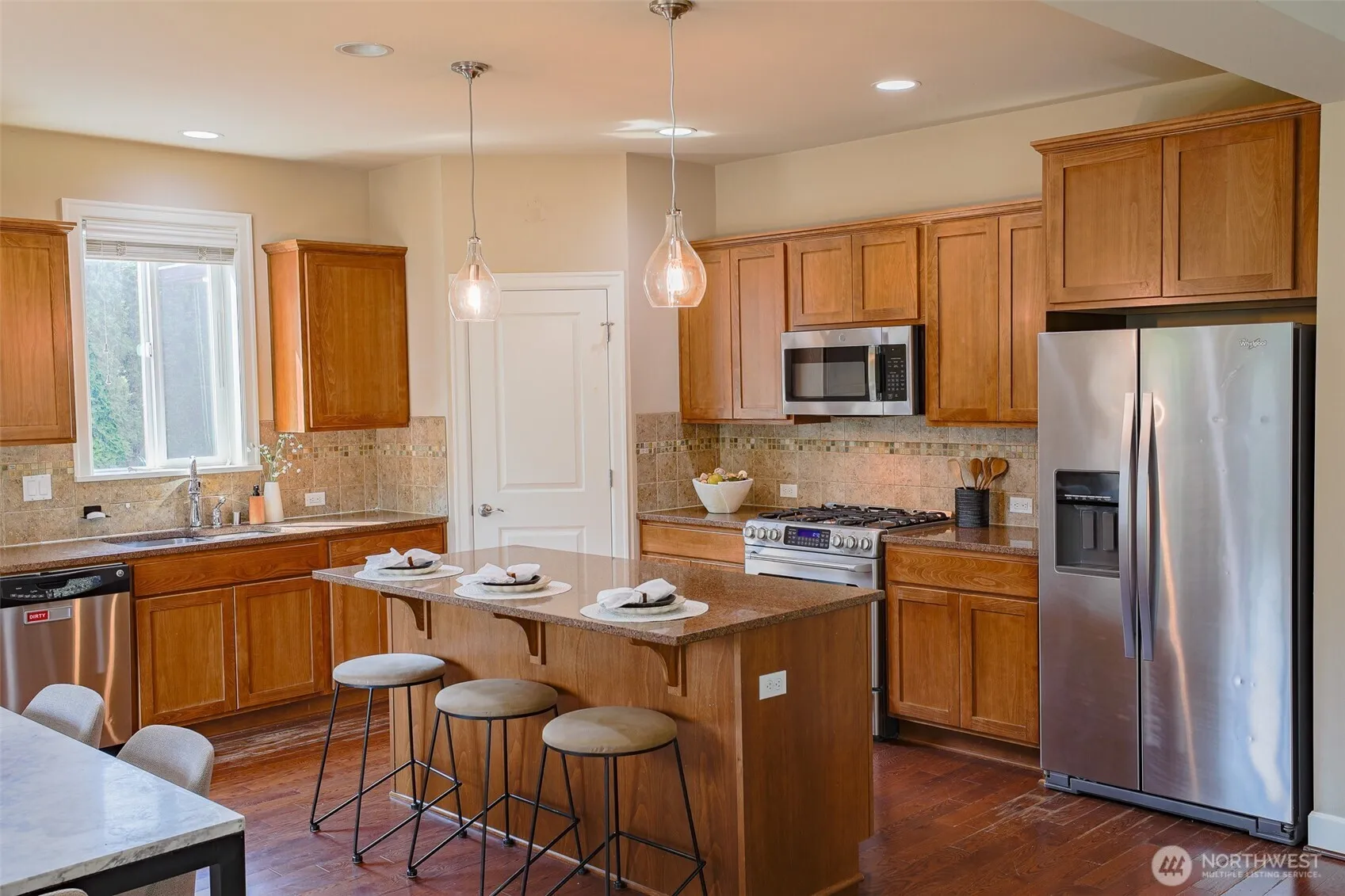Property photo for 208 Ilwaco Place Se, Renton photo 3