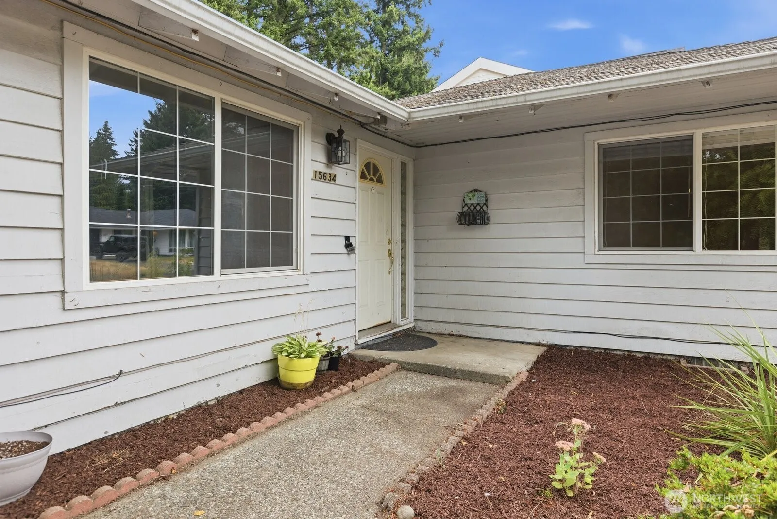 Property photo for 15634 Ne 1st Place, Bellevue photo 2