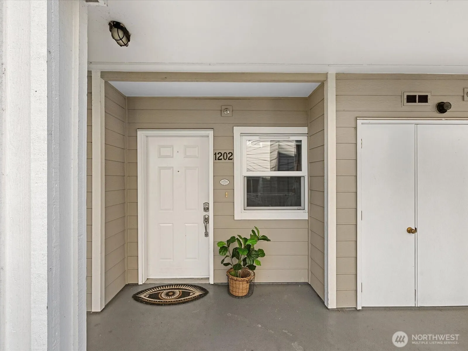 Property photo for 1318 37th Street #1202, Everett photo 2