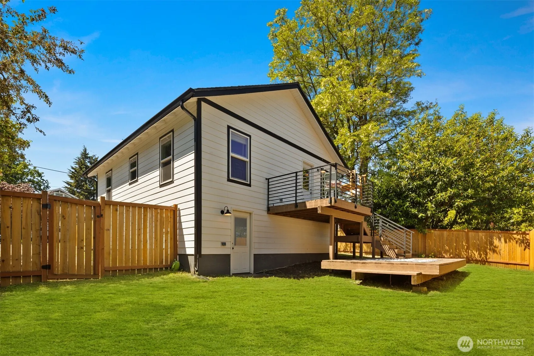 Property photo for 11558 Fremont Avenue, Seattle photo 3