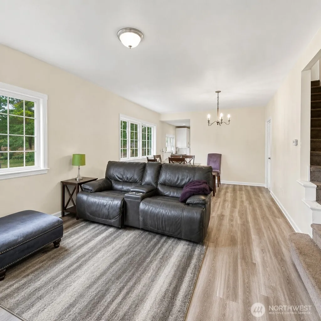 Property photo for 702 5th Avenue Nw, Puyallup photo 4