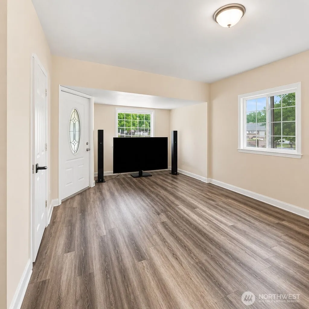 Property photo for 702 5th Avenue Nw, Puyallup photo 2