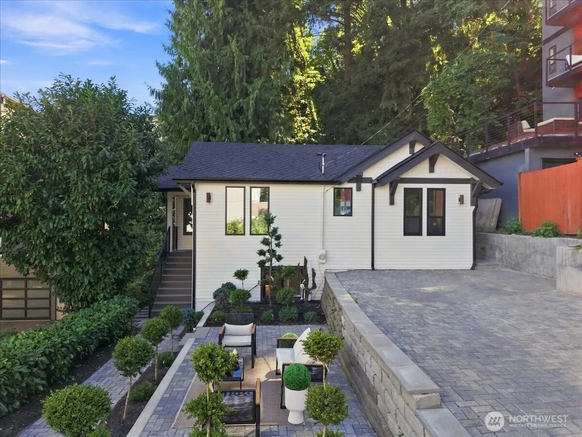 Property photo for 4011 Sw Maryland Place, Seattle photo 2