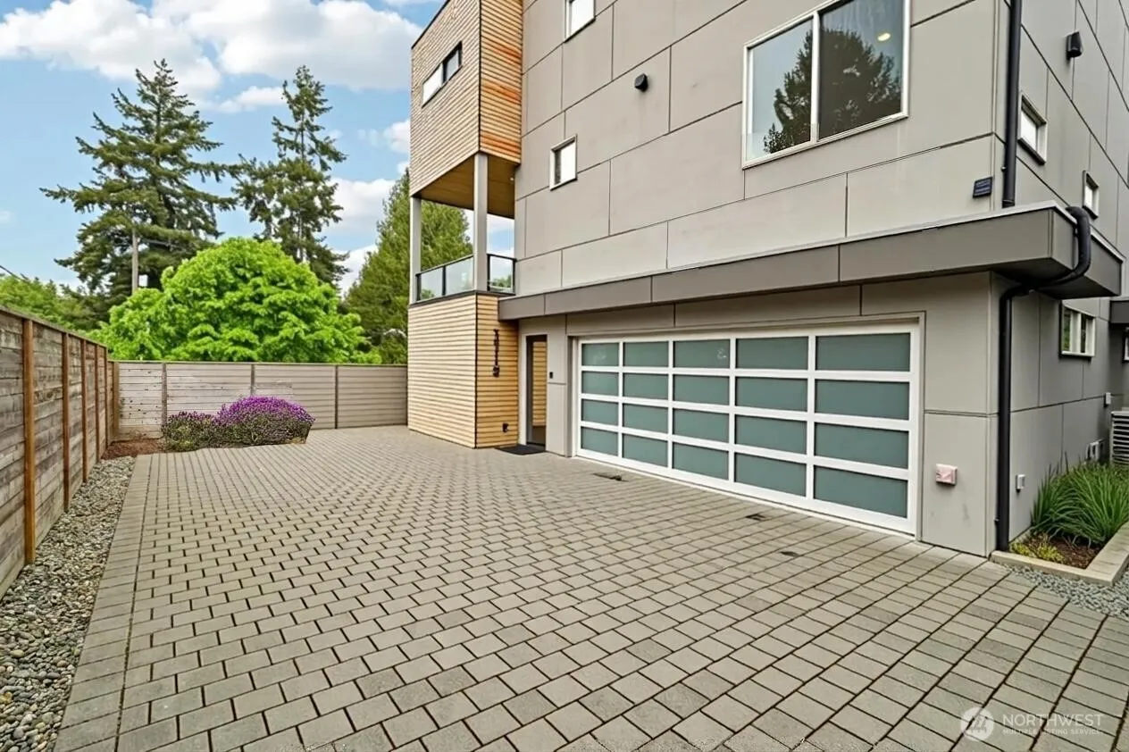 Property photo for 3319 W Elmore Street, Seattle photo 2