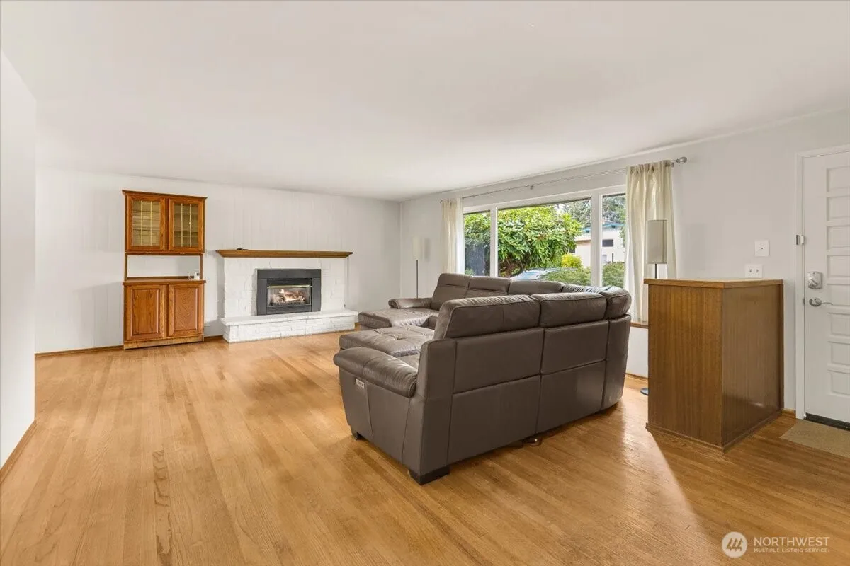 Property photo for 8602 Maple Lane, Edmonds photo 4