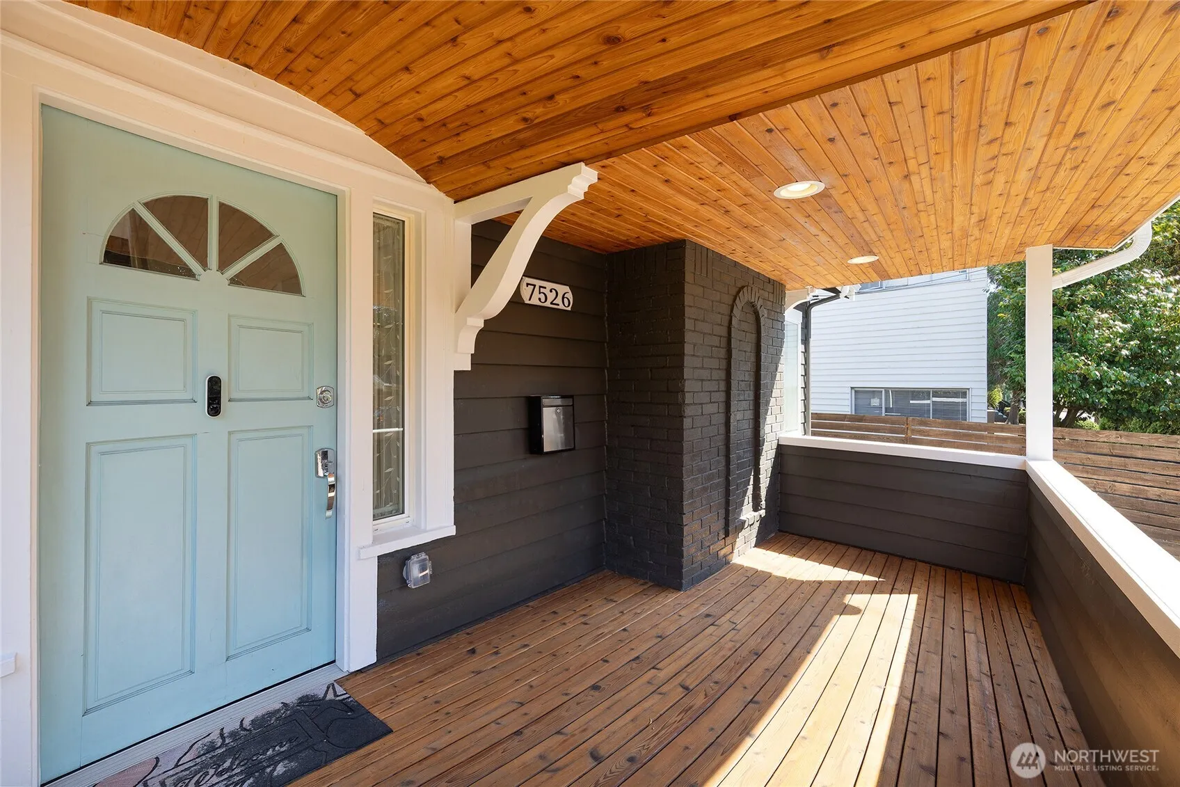 Property photo for 7526 Roosevelt Way Ne, Seattle photo 3