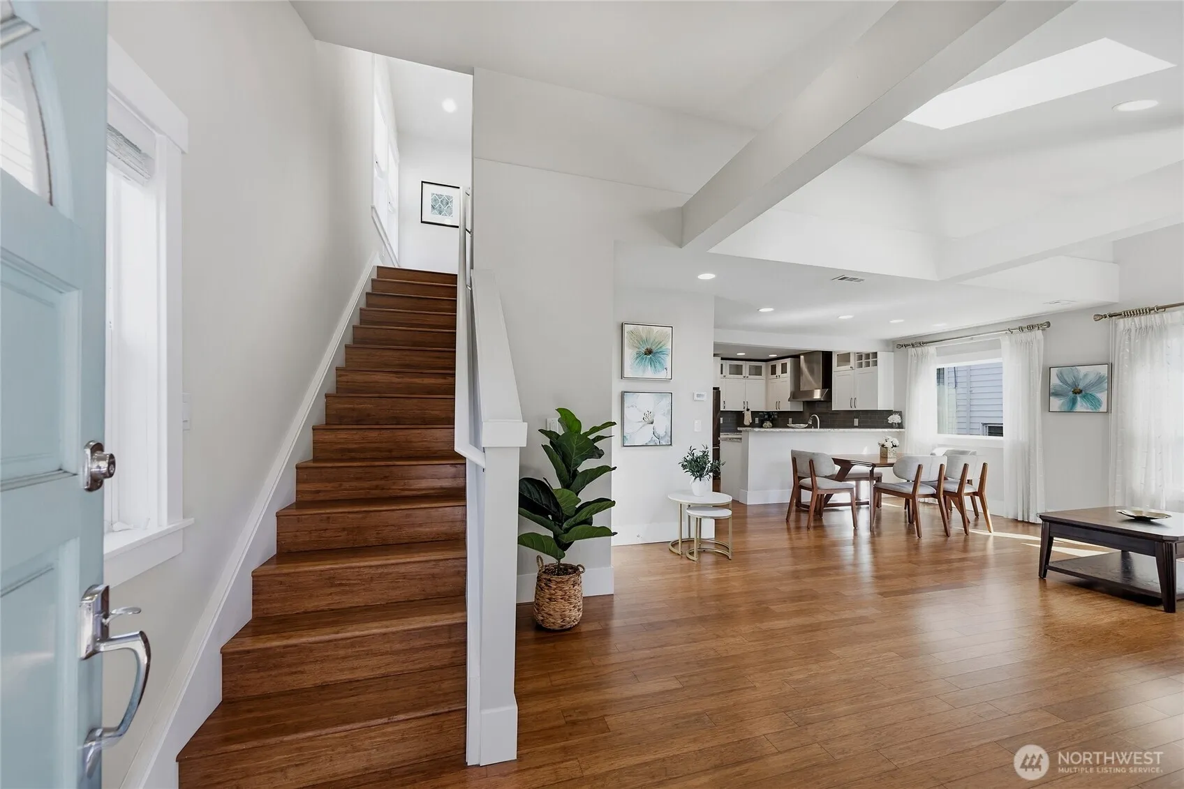 Property photo for 7526 Roosevelt Way Ne, Seattle photo 4